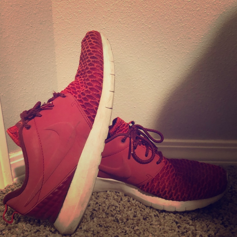 NIKE - Fly Knit Athletic Roshe - 9